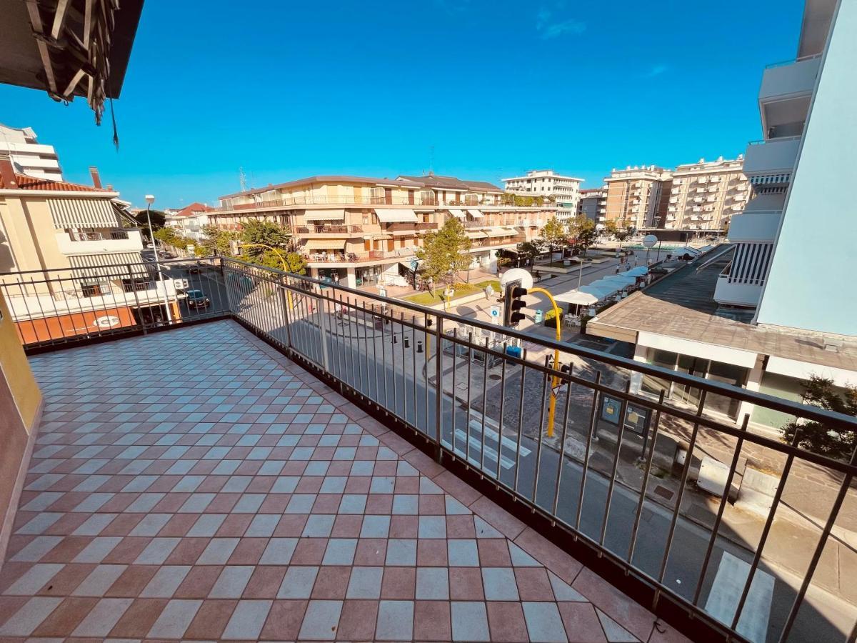 Family Apartment Piazza Milano - Jesolo Ngoại thất bức ảnh